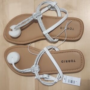 NWT Torrid Sz 9 WW Embellished Knot T-Strap White Sandal Wide Width Never Worn